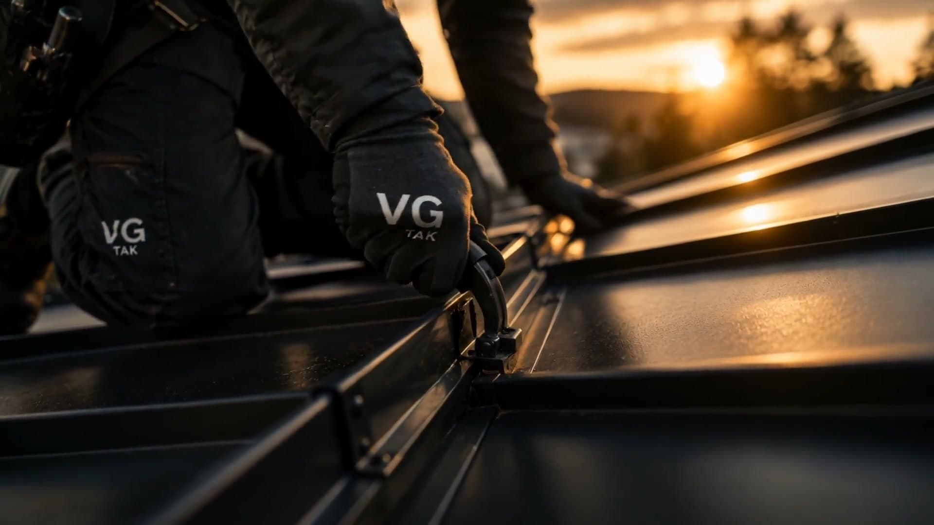 VG Tak takläggare som installerar plåttak vid solnedgång