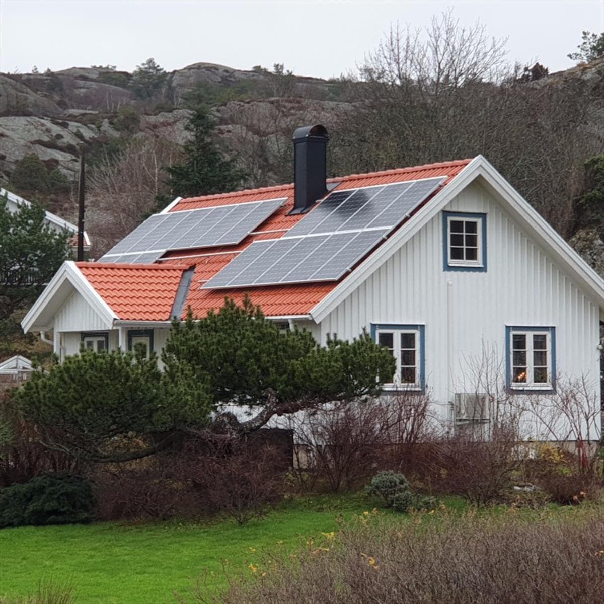 Takomläggning samt installation av solpaneler i Uddevalla