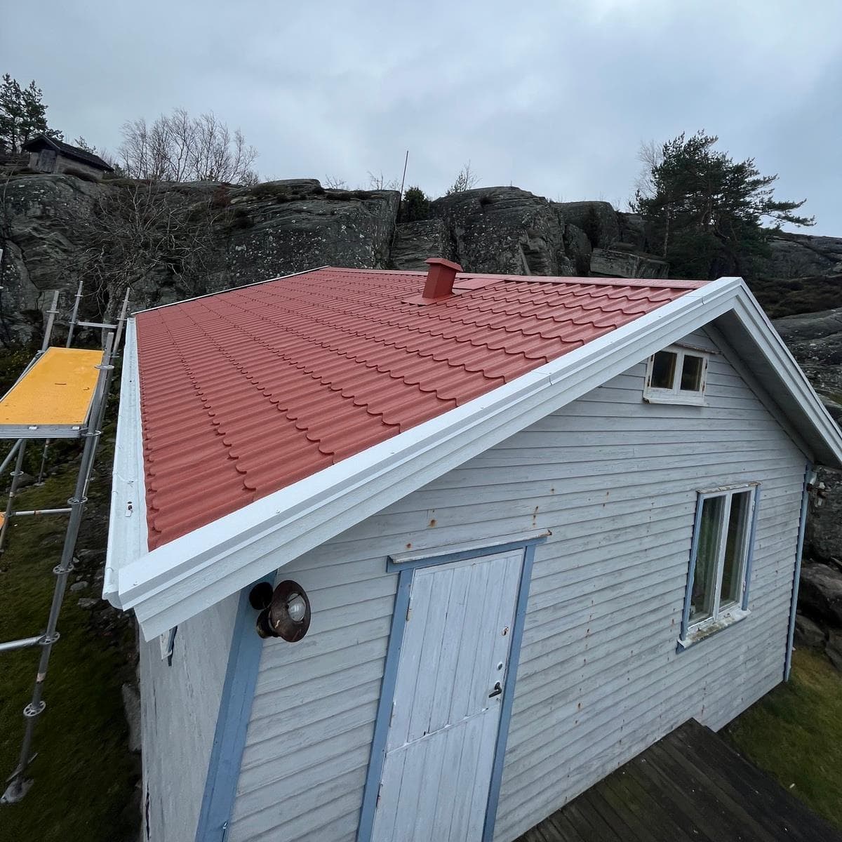 Takomläggning på stuga i Kärna